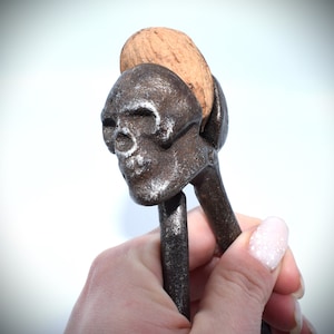 Antieke Victoriaanse vtg memento mori schedel notenkraker souvenir duivel figuur oud