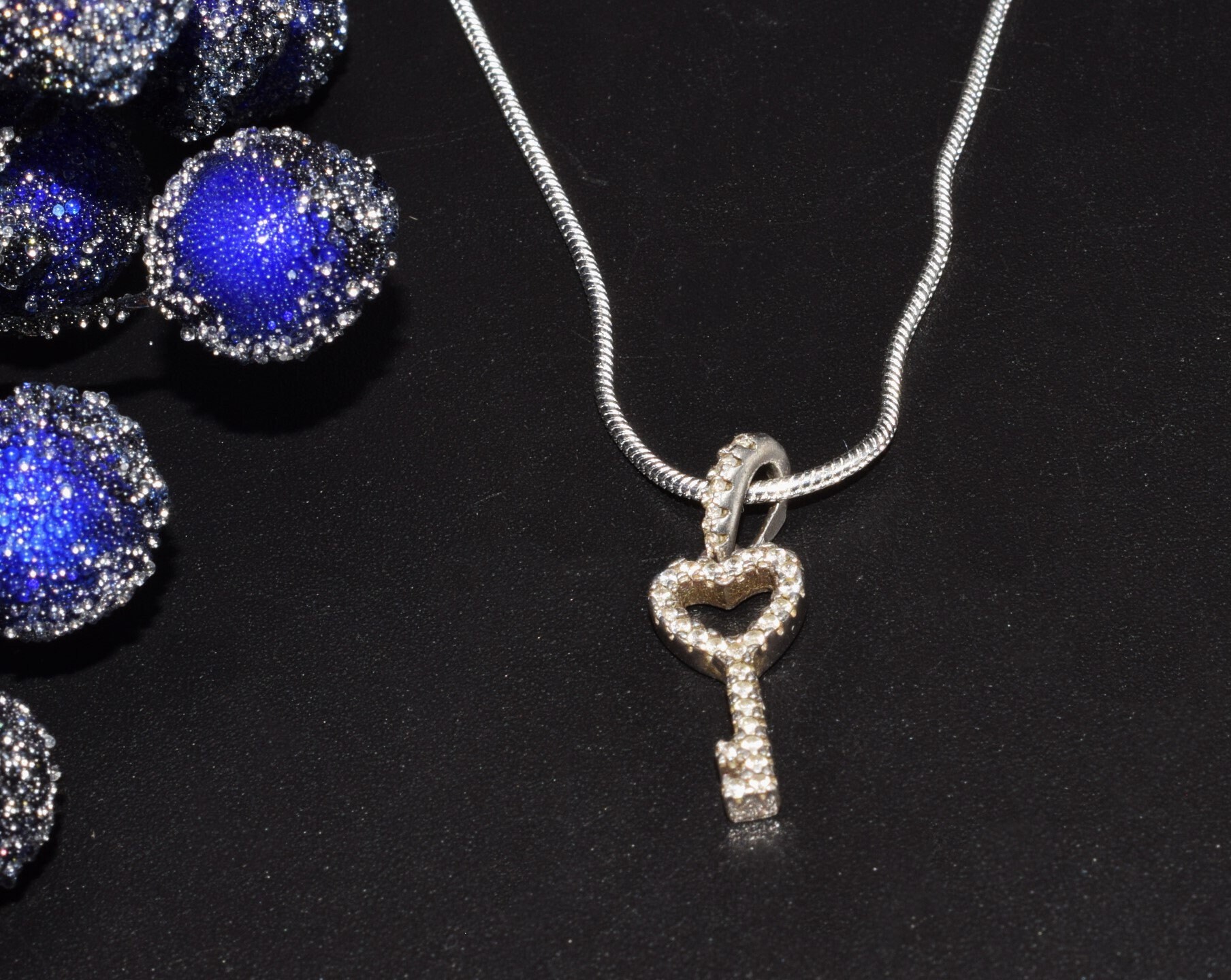 Collana in oro con piccolo ciondolo cuore di Zirconi rosa