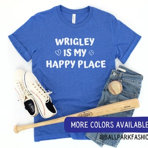 Koszulka Wrigley is My Happy Place Koszulka Chicago Cubs Koszulka baseballowa Chicago Koszulka baseballowa Cute Koszulka Wrigley Koszulka Ballpark Koszulka Wrigley Field