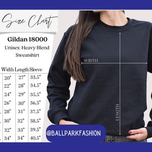 Op de afbeelding: Een marineblauwe Unisex Heavy Blend Sweatshirt met een maattabel. De tabel geeft de afmetingen voor breedte, lengte en mouwlengte in centimeters voor de maten S t/m 5XL. De tekst "@BALLPARKFASHION" staat onderaan.