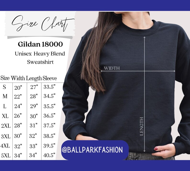 Op de afbeelding: Een marineblauwe Unisex Heavy Blend Sweatshirt met een maattabel. De tabel geeft de afmetingen voor breedte, lengte en mouwlengte in centimeters voor de maten S t/m 5XL. De tekst "@BALLPARKFASHION" staat onderaan.