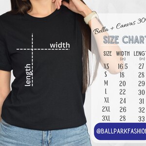 Pu&ograve; includere: Tabella delle taglie per le t-shirt Bella + Canvas 3001, che mostra le misure in pollici per le taglie XS, S, M, L, XL, 2XL e 3XL. La tabella mostra le misure di larghezza e lunghezza.