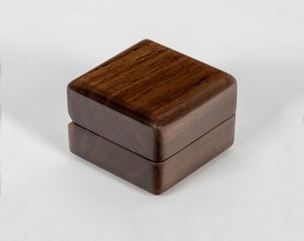 Caja de anillos de madera de nogal hecha a mano en cuero azul