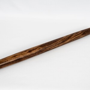 Puede incluir: Un rodillo de madera marr&oacute;n, de aproximadamente 45 cm de largo, con una superficie lisa ligeramente redondeada.