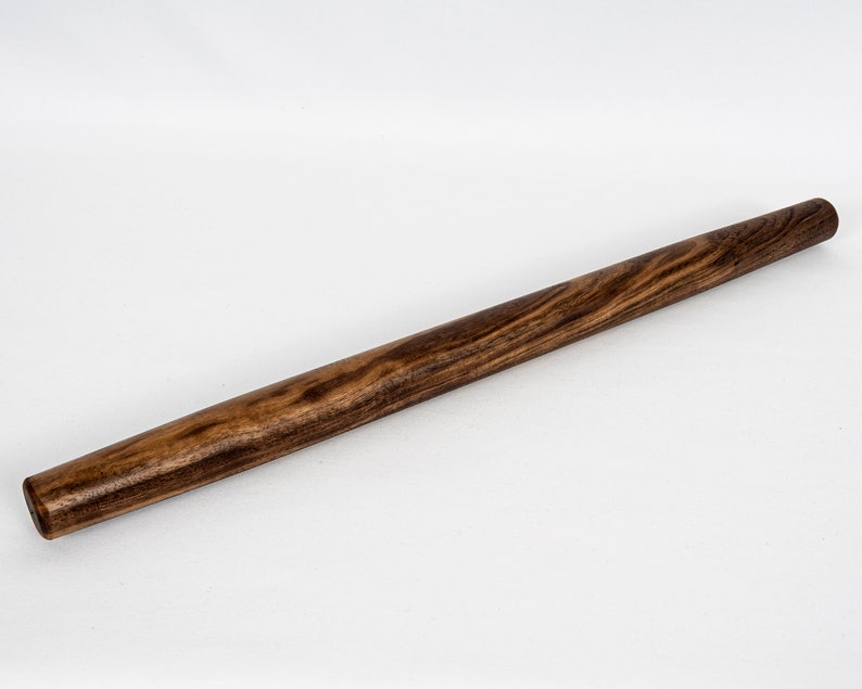 Puede incluir: Un rodillo de madera marr&oacute;n, de aproximadamente 45 cm de largo, con una superficie lisa ligeramente redondeada.