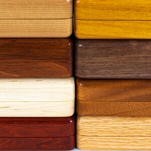 Puede incluir: Seis cajas de madera apiladas una encima de la otra. Las cajas est&aacute;n hechas de diferentes tipos de madera, incluyendo madera clara, madera oscura y madera rojiza.