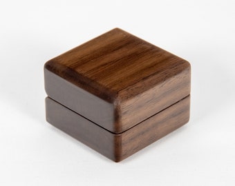 Caja para anillos de madera de nogal hecha a mano en cuero marrón