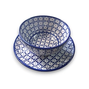 Peut inclure: Un bol en céramique bleu et blanc avec un motif géométrique posé sur une soucoupe assortie.