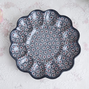 Może przedstawiać: Ceramiczna podstawka na jajka w kolorze niebieskim i białym z kwiatowym wzorem. Podstawka ma 10 indywidualnych wgłębień do przechowywania jajek.