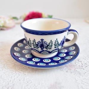 Kopp- och fatset i polsk keramik Boleslawiec – Påfågel- och blomsterdesign – Handmålad te- eller kaffeservis i keramik