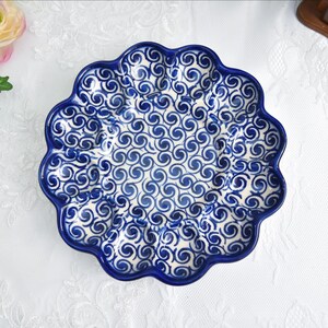Äggfat i polsk keramik, handmålad blommig rosettdesign, blått spiralmönster, Boleslawiec keramik