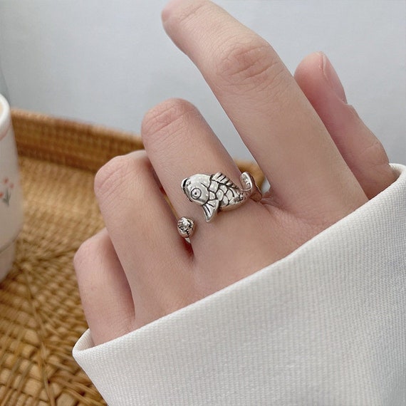 Is It Bad Luck to Wear a Ring on That Finger Before You're Engaged? |  Glamour