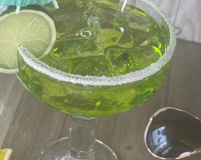 FAKE RESIN MARGARITA, Resin Cocktail, Fake Resin Drinks, Tasty Fake Margarita With Simulation Sugar And Garnished With A Lime Slice