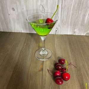 MARTINI AUX POMMES EN RÉSINE, fausses boissons en résine, cocktail en résine, faux martini aux pommes savoureux avec une cerise sur le dessus, présentoir à boissons en résine