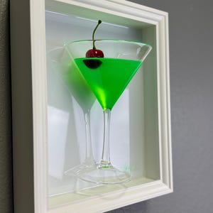 Martini aux pommes vert fluo en fausse résine, cocktail en résine, accessoire de cocktail, statue, faux martini aux pommes avec une cerise et sur le dessus, boisson pour décoration