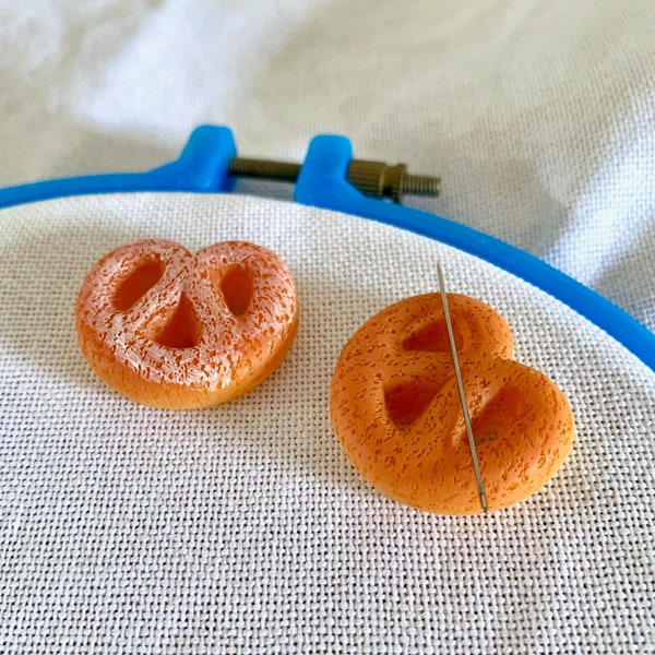 3D Sugar Pretzel Magnetic Needle Minder pour le point de croix et la broderie, porte-aiguille à biscuit au beurre, dessert de collation miniature mignonne pour la malbouffe