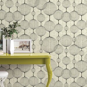 以下が含まれることがあります： テーブルは黄色で、上に白い額縁の写真が置かれています。テーブルの後ろの壁には、黒と白の円形の模様があります。