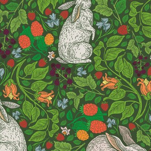 Op de afbeelding: Een naadloos patroon met witte konijnen, groene bladeren, rode en oranje bessen en paarse bloemen op een donkergroene achtergrond.