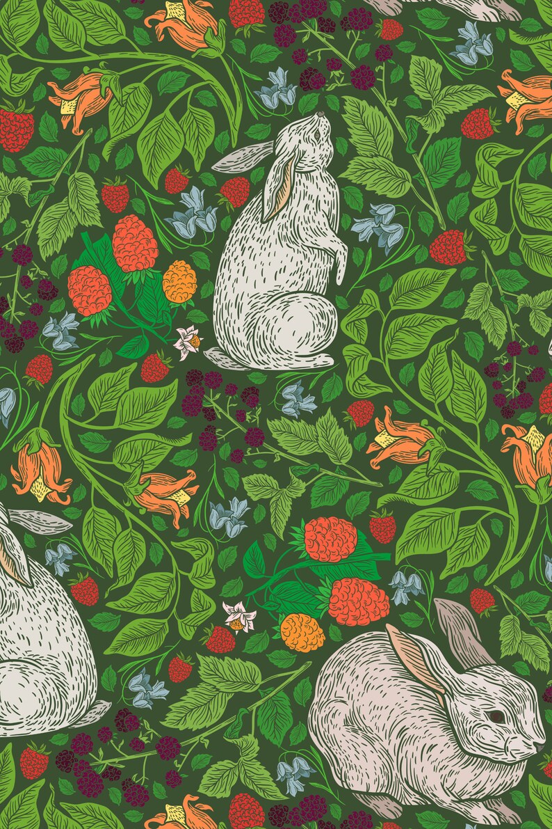Op de afbeelding: Een naadloos patroon met witte konijnen, groene bladeren, rode en oranje bessen en paarse bloemen op een donkergroene achtergrond.