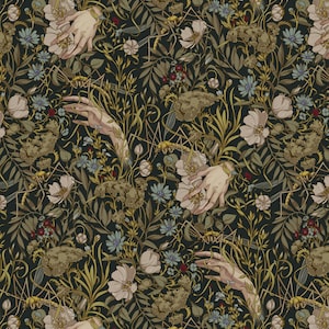 Puede incluir: Patr&oacute;n floral oscuro con manos, flores e insectos. El dise&ntilde;o presenta manos que se extienden a trav&eacute;s de una densa disposici&oacute;n de flores, hojas e insectos en tonos de verde, beige y dorado sobre un fondo oscuro.