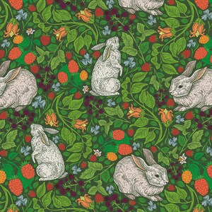 Op de afbeelding: Een naadloos patroon met witte konijnen, groene bladeren, rode en oranje bessen en paarse bloemen. Het patroon is op een donkergroene achtergrond.