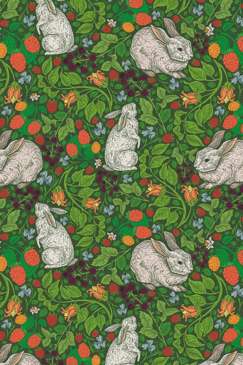 Op de afbeelding: Een naadloos patroon met witte konijnen, groene bladeren, rode en oranje bessen en paarse bloemen. Het patroon is op een donkergroene achtergrond.