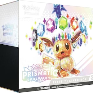 Puede incluir: Una caja Elite Trainer blanca para el juego de cartas coleccionables Pokémon. La caja presenta un diseño geométrico de Eevee con gemas coloridas y el texto "Scarlet & Violet Prismatic Evolutions". Incluye una advertencia de peligro de asfixia.