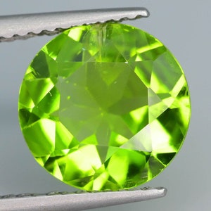 Lovely Parrot Green 3.20 ct Peridot