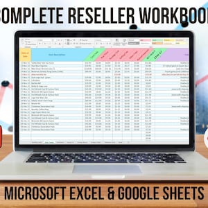Könnte beinhalten: Ein Laptop-Computer zeigt eine Tabellenkalkulation mit dem Titel "COMPLETE RESELLER WORKBOOK" auf dem Bildschirm. Die Tabellenkalkulation ist in Spalten mit Überschriften wie "Verkaufsdatum", "Artikelbeschreibung", "Gesamtverkauf", "Amazon", "Ebay", "Etsy", "Walmart", "Kosten", "Gewinn", "Notizen" organisiert. Der Laptop steht auf einem Holztisch mit einem verschwommenen Hintergrund einer Stadtlandschaft. Das Bild enthält auch Logos für Etsy, Pinterest, Amazon und Ebay.