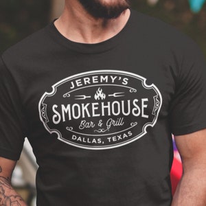 Camiseta de barbacoa personalizada - Smokehouse Bar & Grill, camiseta personalizada para fumadores de carne, regalo para fumadores de carne, accesorio divertido para asar, camiseta para asar