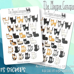 Könnte beinhalten: Eine Bogen mit 27 kiss-cut kleinen Katzenaufklebern auf weißem Papier. Die Aufkleber zeigen Katzen in verschiedenen Posen und Farben, darunter Schwarz, Weiß, Orange und dreifarbig. Der Bogen ist mit "Tinycats Stickers" und "The Magpie Conspiracy" beschriftet.