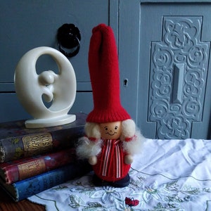 22cm Vintage Swedish Wooden Christmas Traditional Tomte Gnome Figurine Red Tall Knitted Hat Handmade Nordic Scandinavian Sweden Folk Art