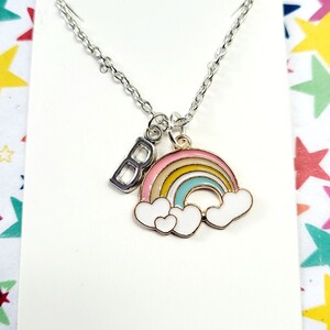Adorable collar de amistad de arcoíris para niñas, inicial personalizada para mejores amigas.