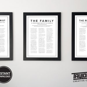 Puede incluir: Tres impresiones enmarcadas en negro con texto blanco sobre una pared blanca. Las impresiones se titulan "La Familia: Una Proclamación al Mundo", "La Restauración de la Plenitud del Evangelio de Jesucristo" y "El Cristo Viviente: El Testimonio de los Apóstoles".
