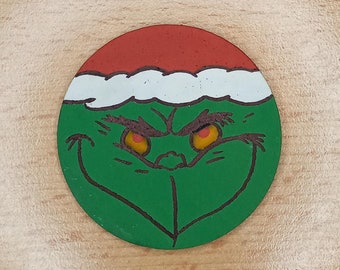 Dessin animé Comment le Grinch a volé Noël 2022 épingle en bois Peint à la main et pyrographie tranche de bois.  Broche / épingle / badge fait main