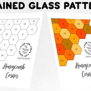 Può includere: Un diagramma in bianco e nero di un motivo a nido d'ape con i numeri da 1 a 18 in ogni cella. Il diagramma è etichettato "Honeycomb Corner" e ha un avviso di copyright per "The Makers Trove". Accanto ad esso è mostrata una versione colorata del diagramma con celle arancioni, gialle e marroni.