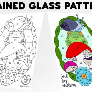 Puede incluir: Un patrón de vitral en blanco y negro de un caracol, una rana y un hongo. El patrón está numerado del 1 al 88, con cada número representando una pieza de vidrio diferente.