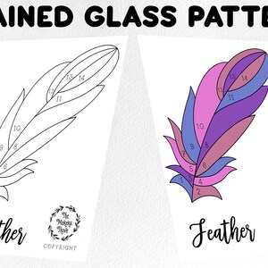 Pode incluir: Um padrão de vitral de uma pena com 14 seções numeradas. O padrão é em preto e branco, com o texto "Feather" e "The Makers Thrive" abaixo.