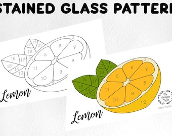 Puede incluir: Un patrón de vitral de un limón con secciones numeradas. El limón es amarillo con hojas verdes. El texto "Lemon" está escrito debajo del limón.