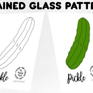 Puede incluir: Un dibujo en blanco y negro de un pepinillo con los números 1, 2 y 3 en él. El pepinillo está etiquetado como "Pickle" y tiene un símbolo de copyright y el texto "The Makers Trove" debajo. Una versión coloreada del pepinillo se muestra en el lado derecho de la imagen.
