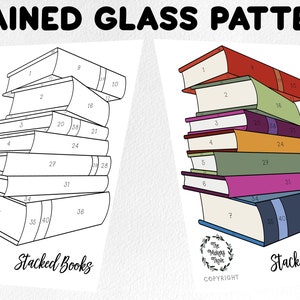 Op de afbeelding: Een zwart-witte lijntekening van een stapel boeken met nummers op elke pagina. De titel "Stacked Books" staat onder de afbeelding. Dit is een glas-in-loodpatroon.