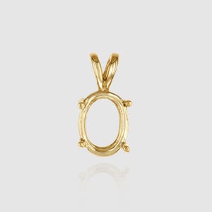 Puede incluir: Un engaste de colgante ovalado dorado con un lazo en la parte superior para una cadena. El engaste tiene cuatro pequeñas garras y un acabado pulido, diseñado para sujetar una piedra preciosa. El colgante se muestra sobre un fondo claro.