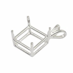 Puede incluir: Un engaste de colgante plateado con diseño cuadrado. El engaste tiene cuatro garras para sujetar una piedra preciosa y un lazo para una cadena. El colgante es de metal brillante y se muestra sobre un fondo blanco.