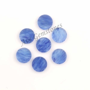 Könnte beinhalten: Sieben runde blaue und weiße Cabochon-Edelsteine mit einem marmorierten Muster. Ave Gemstones ist auf dem Bild gedruckt.