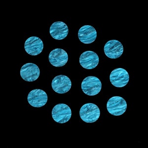 Può includere: Un gruppo di gemme rotonde, azzurre, con un motivo a vortice, su sfondo nero. Ogni gemma presenta il testo "Ave Gemstones". Adatto per la creazione di gioielli o progetti artigianali.