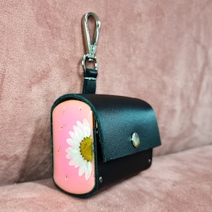 Custodia in pelle per AirPods con veri fiori secchi – Dettaglio laterale in resina – Portachiavi con clip – Custodia floreale fatta a mano – Porta auricolari in pelle personalizzato