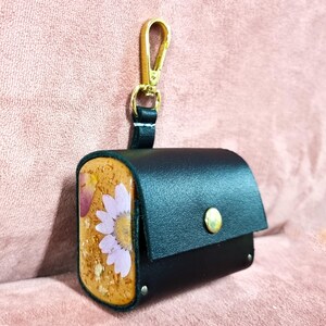 Custodia in pelle per AirPods con veri fiori secchi – Dettaglio laterale in resina – Portachiavi con clip – Custodia floreale fatta a mano – Porta auricolari in pelle personalizzato