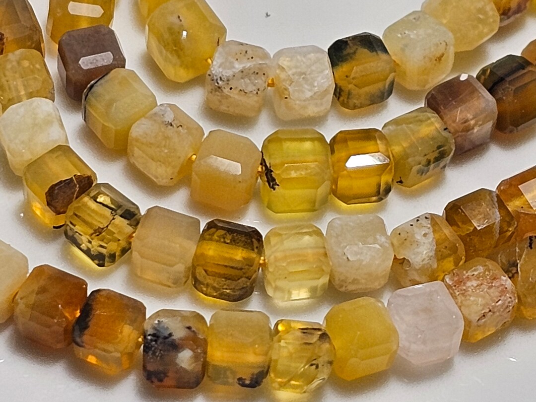 Opale Noire Naturelle à Facettes – Multicolore (Vert, Rouge, Jaune) – Réf. CL29 – Parfait État