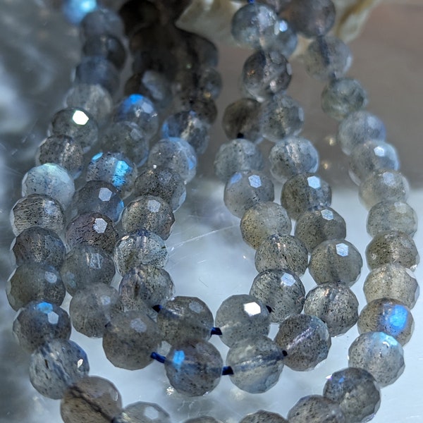 AAA / Labradorite Madagascar Naturel Gros Flashs Bleus Gemme Ronde à Facettes Ultra Brillantes / Taille 7,5