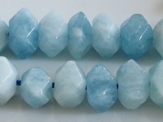 Aigue-Marine Minérale Bleue Naturelle Grosse Pierre à Facettes Brillantes Forage Central   / Taille 6 X 11 MM